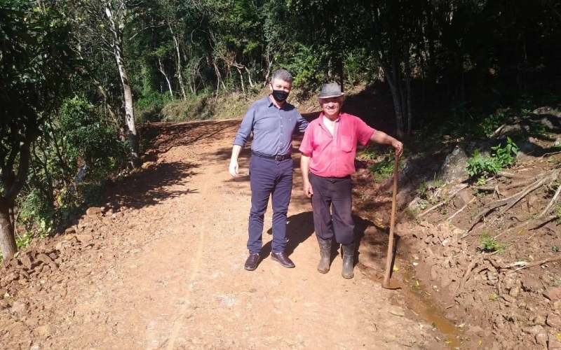 Vice Prefeito Astério juntamente com o Prefeito Helton, visitamos alguns trechos de estradas sendo realizado o serviço d