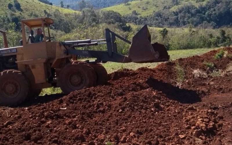 Serviço realizado de  abertura de vala, e retirada de pedras  para facilitar os serviços de maquinas e equipamentos  par