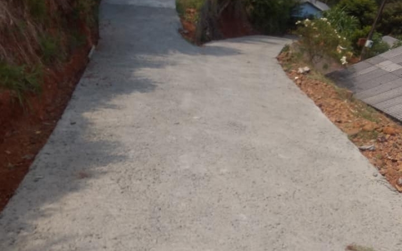 A Secretaria Municipal de Urbanismos juntamente com a Administração Municipal realizou Pavimentação em Concreto na entra