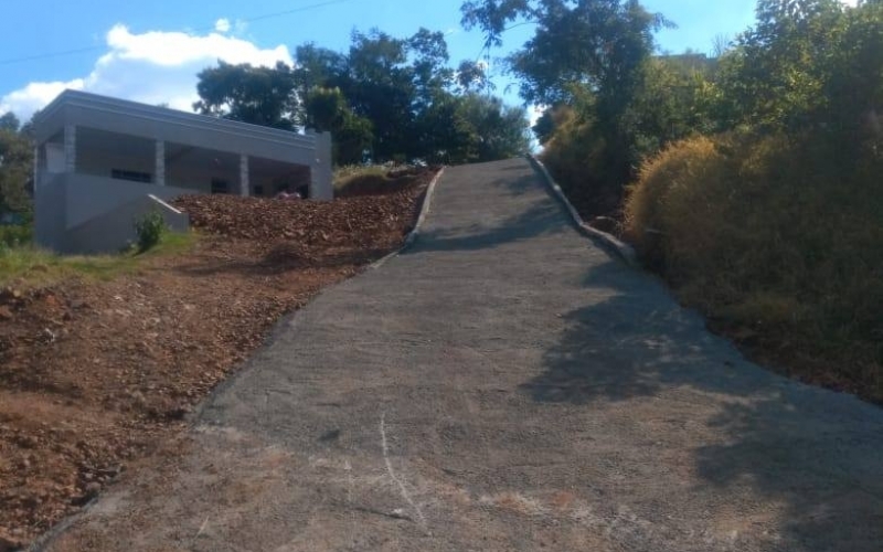A Secretaria Municipal de Urbanismos juntamente com a Administração Municipal realizou Pavimentação em Concreto na entra