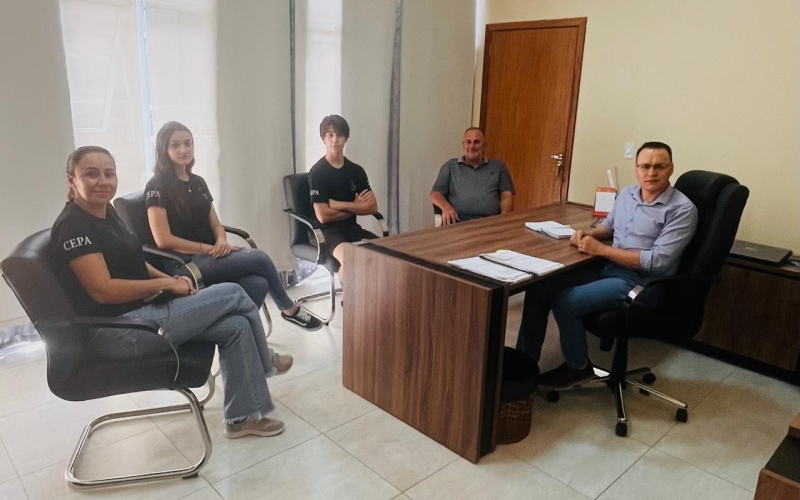 Prefeito recebe alunos e professores do Colégio Estadual Padre Anchieta