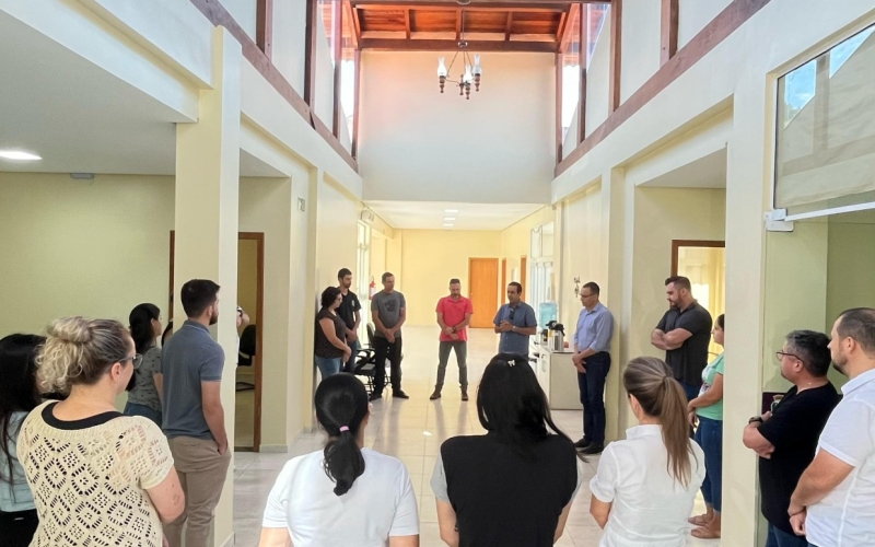 Prefeito e servidores da prefeitura recebem a visita do Frei Osmar Antônio Ferreira