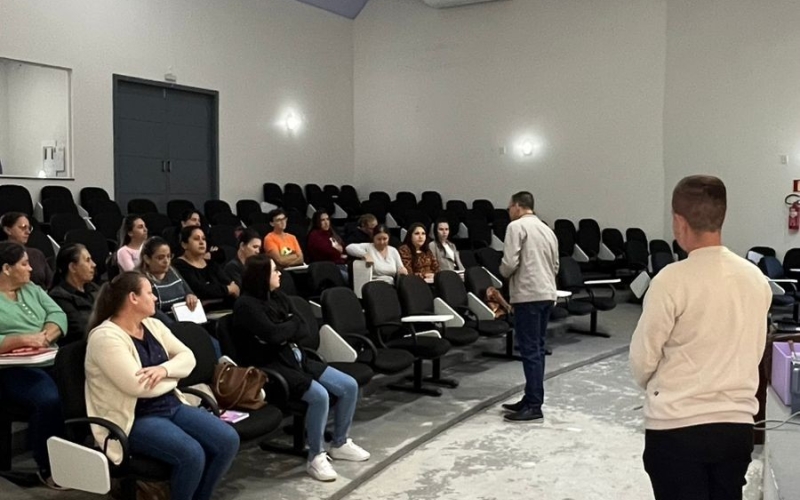 Palestra sobre Cuidador de Idosos é realizada no Centro de Eventos