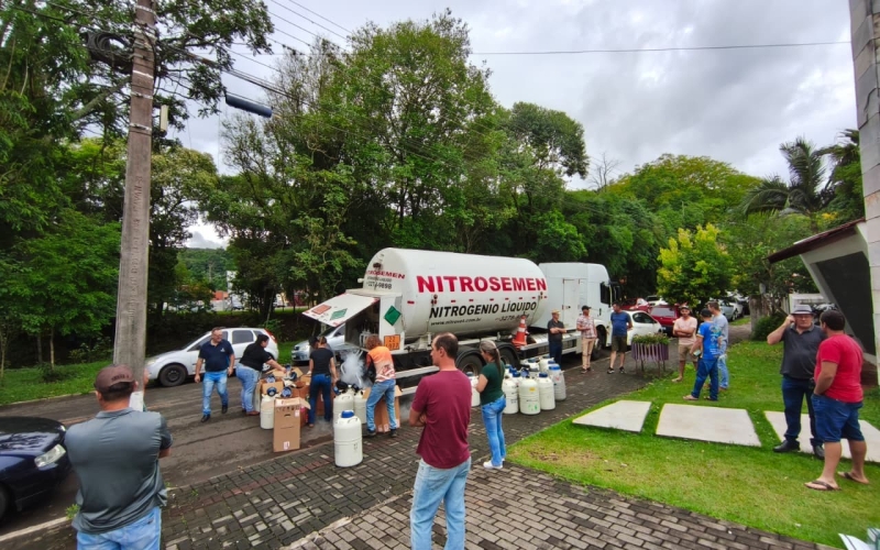 Salgado Filho reforça apoio à produção leiteira com abastecimento do Programa de Inseminação Artificial